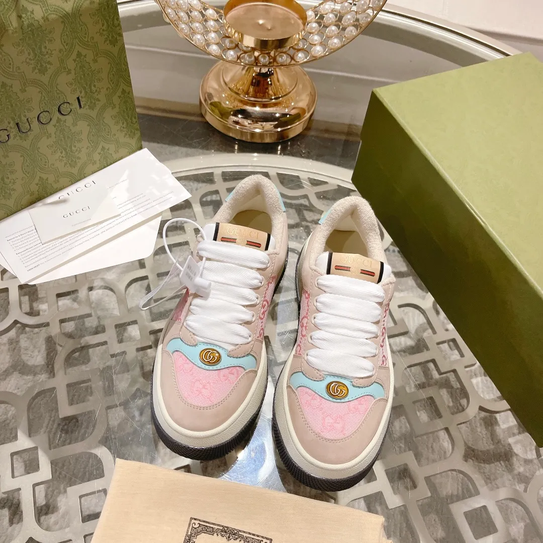 👟👟Ex-factory price 520👟👟Gucci’s latest chubby thick-soled dirty shoes~~couple casual shoes, 6cm height increasing shoes~~ 🔥Best, short boy, really good-looking♥️ The upper is made of polished cowhide stitched with classic double G fabric. The terry cloth is delicate and sweat-absorbent and breathable. The foot pad is integrated with latex injection molding. Private mold 6cm thick T👟👟Ex-factory price U two-color bottom Size: 35-40 Male 39-45/full size (45 custom-made, non-refundable) Comes with a full set of packaging